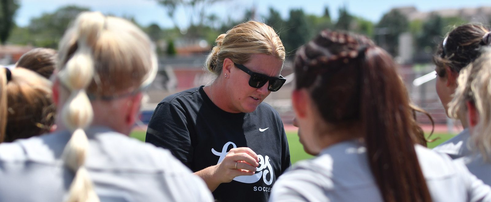 Rachel Dyche coaching a group of Lobo athletes
